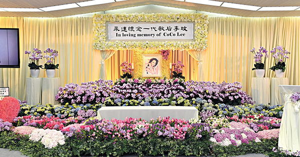 歌后李玟CoCo設靈獲眾星送別 丈夫Bruce及兩名繼女出席 甄妮哽咽致辭：令我好心痛