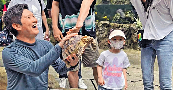 林峯變黐身女兒奴！趁拍劇空檔偕妻女到訪大馬動物園