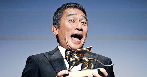 梁朝偉獲頒威尼斯終身成就金獅獎！偉仔激動落淚︰香港電影孕育我！劉嘉玲分享二人咀嘴合照放閃