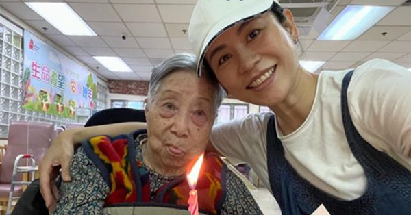 宣萱為101歲工人姐姐慶祝生日！指對方教自己很多人生道理：英姐當我親生女
