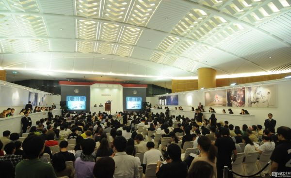 買一送九：藝術市場的協同效應