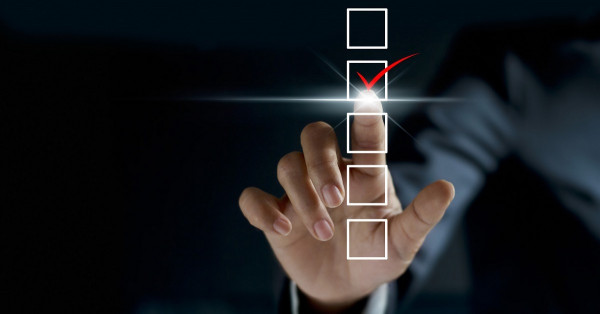 鮑威爾要麼撞向巨石，要麼跌入深淵？