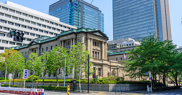 利率預期大起大落，日銀掌門一進一出