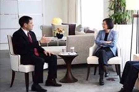 蔡英文外訪時翹手又翹腳，被批沒儀態？ 
