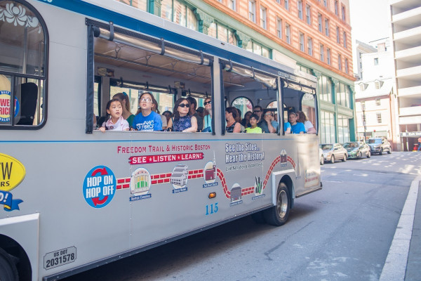 旅遊車戰場，我變成家庭大戰的目擊證人…