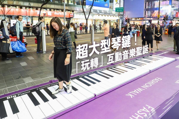 【聖誕打卡】玩轉戶外超大型琴鍵！銅鑼灣鬧市互動音樂聖誕樹裝置