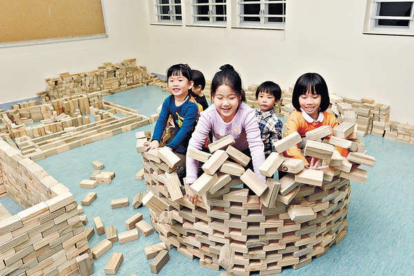 家長建遊樂場 木磚引發創意