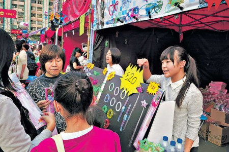母女經營年宵攤位 蝕了金錢贏了溫情