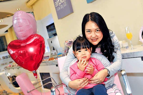 為小孩化妝set頭 灌輸美麗定義  