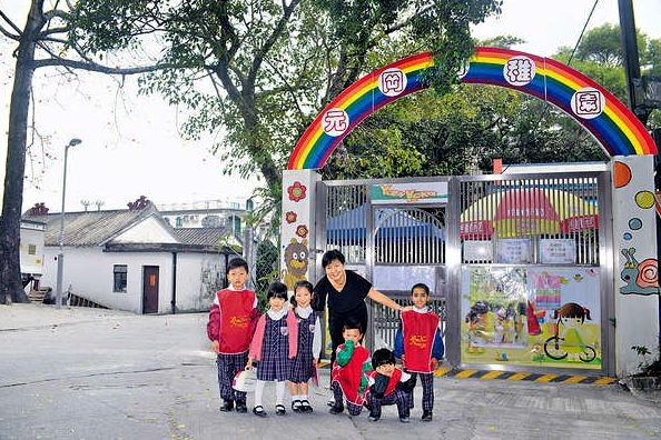 《五個小孩的校長》真人版 呂麗紅擁抱64學生