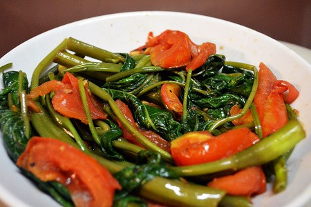 健胃通便：蕃茄炒通菜