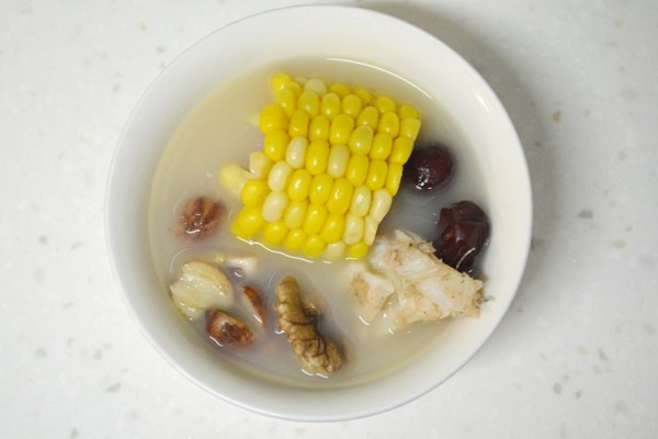 驅走雨天疲倦  粟米紅棗合桃蓮子芡實梭羅魚湯