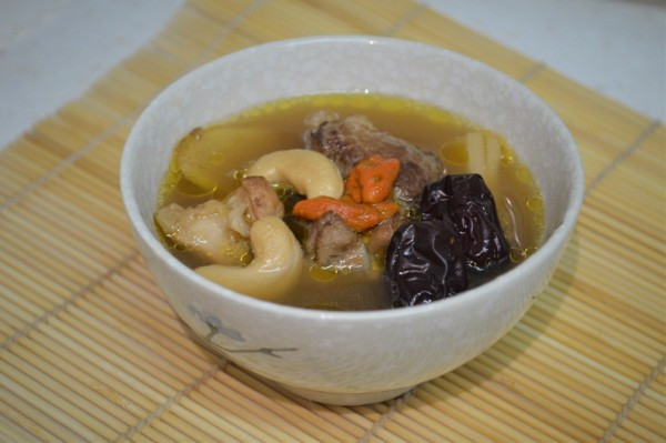 冬日平補肝腎  杞子紅棗腰果淮山豬骨湯