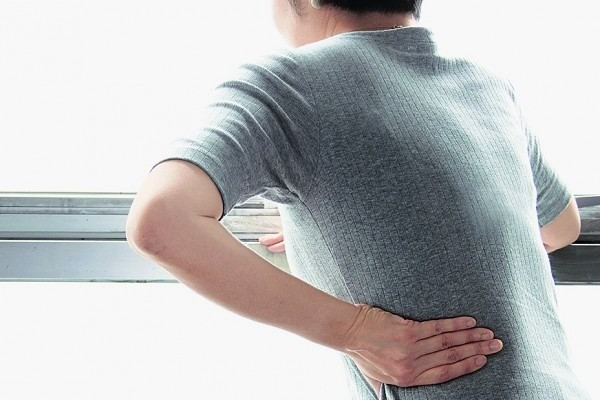 【愈瘦愈高危】經常腰痛可能是脊柱側彎  蹺腳加重症狀！