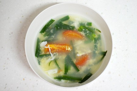 天氣轉變要補肝腎 韭菜蕃茄雞蛋肉片湯