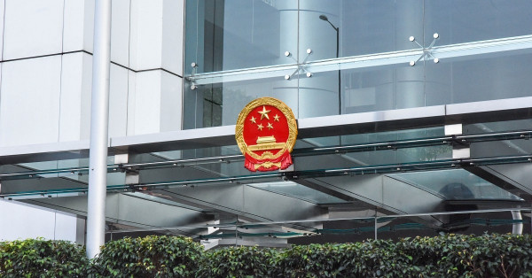 唔該行開，國家隊入場