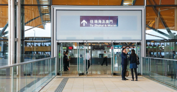 特區班子，兩制先行；通關無期，連任無望