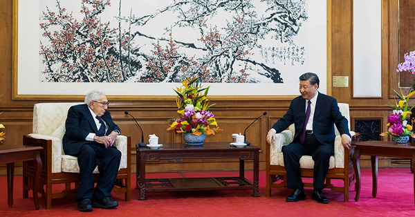 中美站在懸崖之上