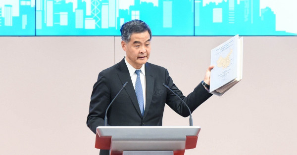 林鄭單挑「政壇首席KOL」