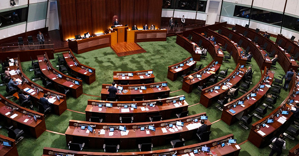 新會期議員無得「蛇王」！