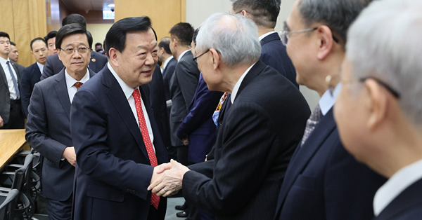 由偏向減辣到最終撤辣，夏主任訪港成關鍵？