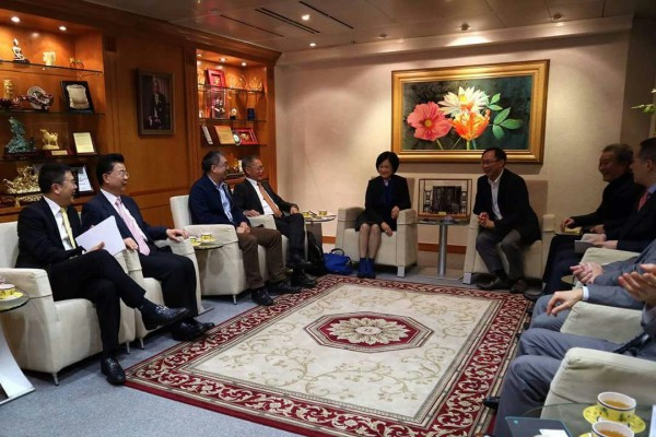 【特首選戰】葉劉接連見商界 稱上市改革由證監任諮詢委員涉角色衝突