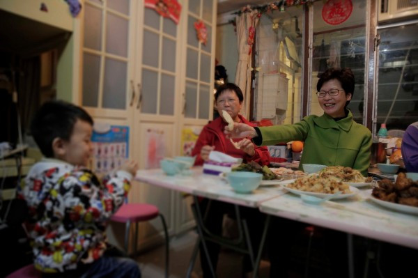 【特首選戰】林鄭訪單親家庭慶團年  任志剛初步允加盟