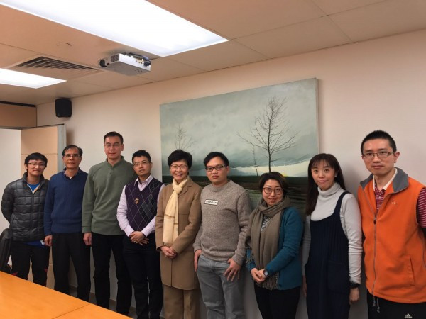 【特首選戰】林鄭與宗教界選委齊為港鐵縱火案傷者祈禱