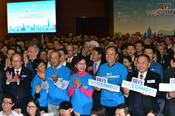 【特首選戰】林鄭競選分享會政經名人拱照「大晒冷」 