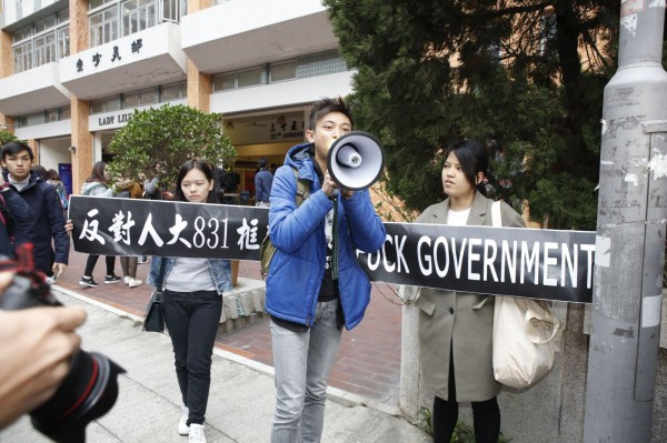 【特首選戰】曾俊華訪樹仁後遇學生示威 急急腳上車「撇」
