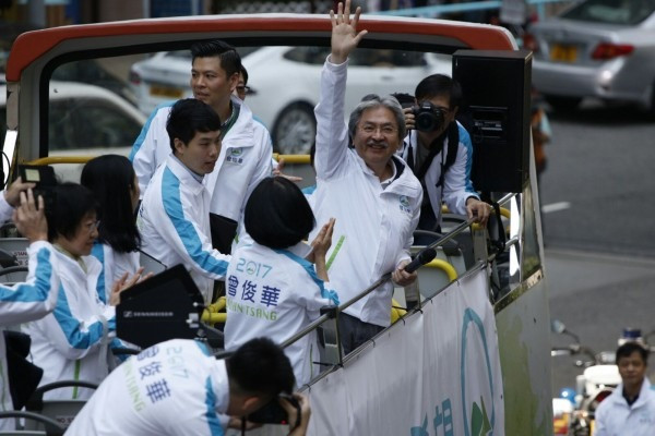 【特首選戰】曾俊華港島區巴士巡遊造勢 市民高舉「1字」叫加油