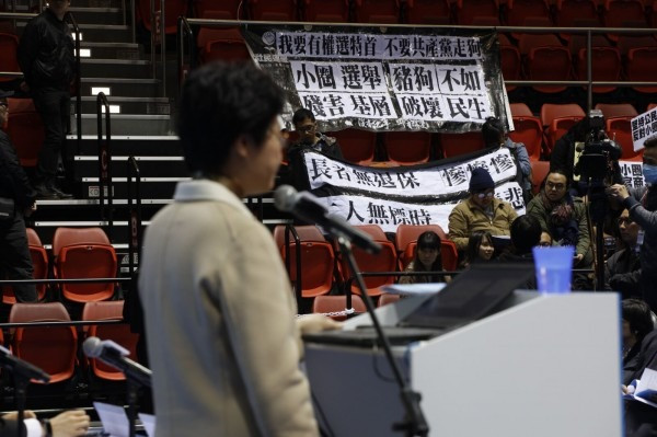 【特首選戰】林鄭向泛民選委哭訴被當「衰人」不值有人「冇做嘢」卻擁民望
