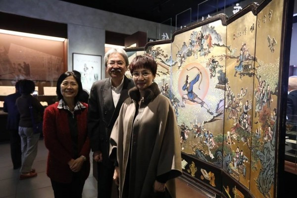 【特首選戰】曾俊華出席金庸館開幕禮 最愛令狐沖「堅持正道與信念」