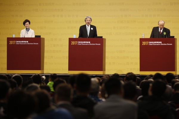 【特首選戰】投票日前最後選舉論壇同場辯論　三候選人針鋒相對 曾胡夾擊林鄭