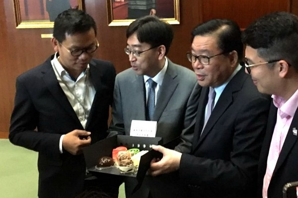 高永文派散水餅幫襯社企 西環契仔冇得「見習」