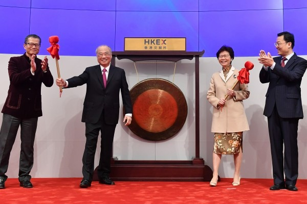 林鄭現身港交所敲鑼 利是究竟會派幾多？