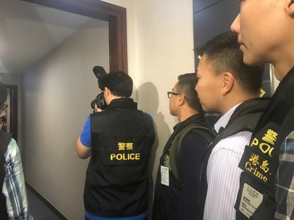 許智峯小學雞搶手機驚動警察叔叔　形象清袋無眼睇！