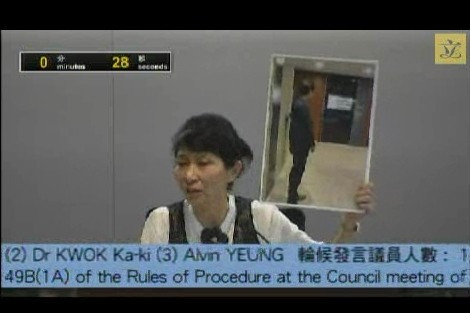 峯搶手機引發議會「男女之爭」？