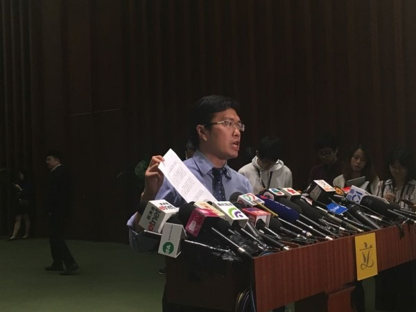 區諾軒「煲冬瓜」 考起梁君彥定難為翻譯員
