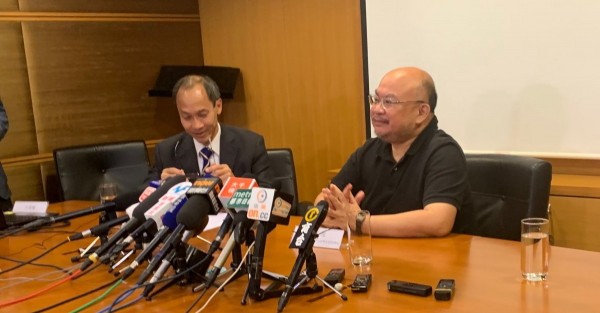 蔡子強帶支票撐場 鍾庭耀淚灑新Office