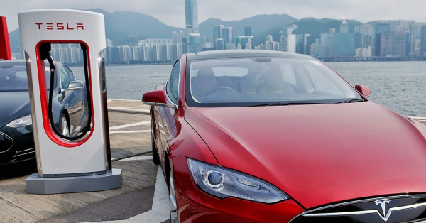 突然all-in Tesla的價投者