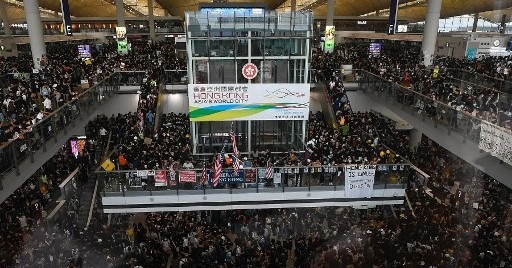 【FOCUS】港機場停運刺激全球避險 保財富避短痛難避長痛?