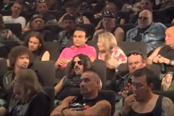 【膽量UP！】在惡漢中間睇戲，你夠唔夠膽？