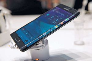 不再鬥大 三星側芒抗iPhone 6