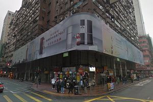 先達廣場，敬而遠之