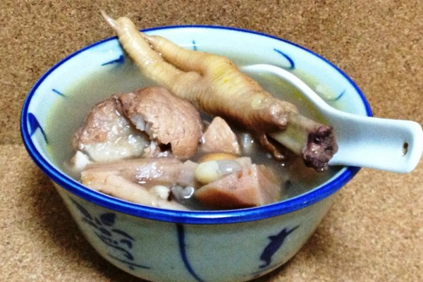 花生眉豆蓮藕煲雞腳