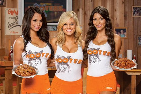 Hooters 落戶香港　火辣侍應好難請？