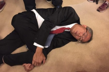 盧寵茂被撞跌還是「插水」？  