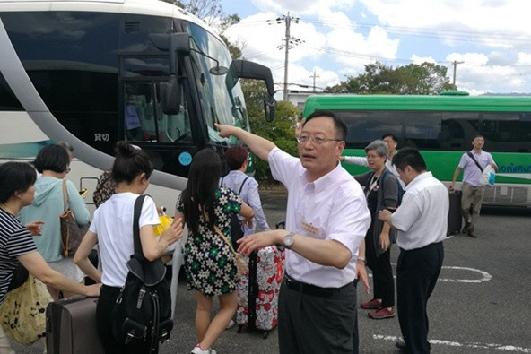 當同胞有難，一個去救援，一個去造謠