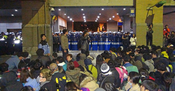 台法院判警方賠太陽花示威者，輿論譏諷：法院是民進黨開的